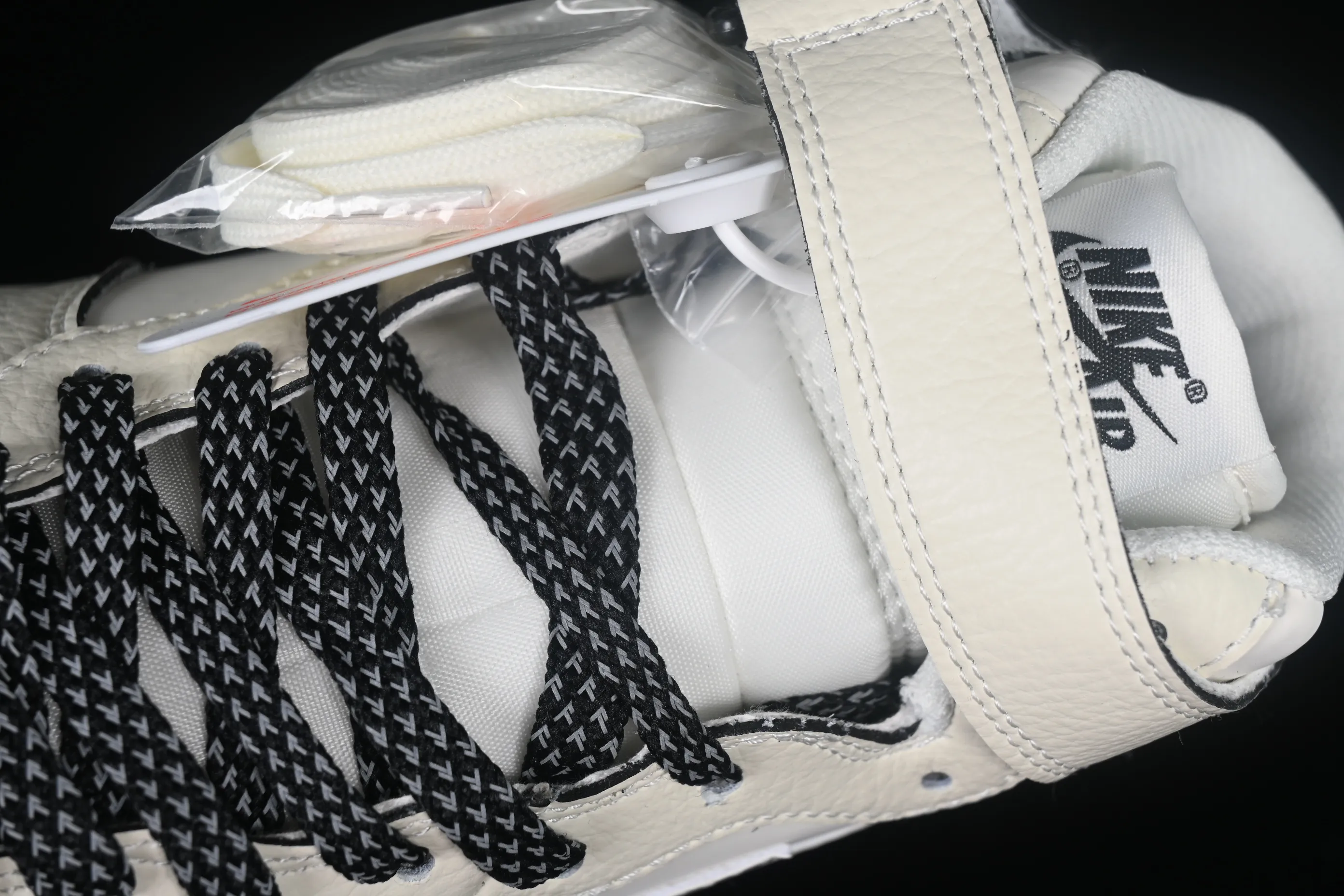 All categories Nk Air Force 1 Air Force series Nk Air Force 1 Mid Air Force mid-top Nk Air Force 1'07 Mid black pearlescent small hook Air Force One mid-top casual sneakers SG2356-807